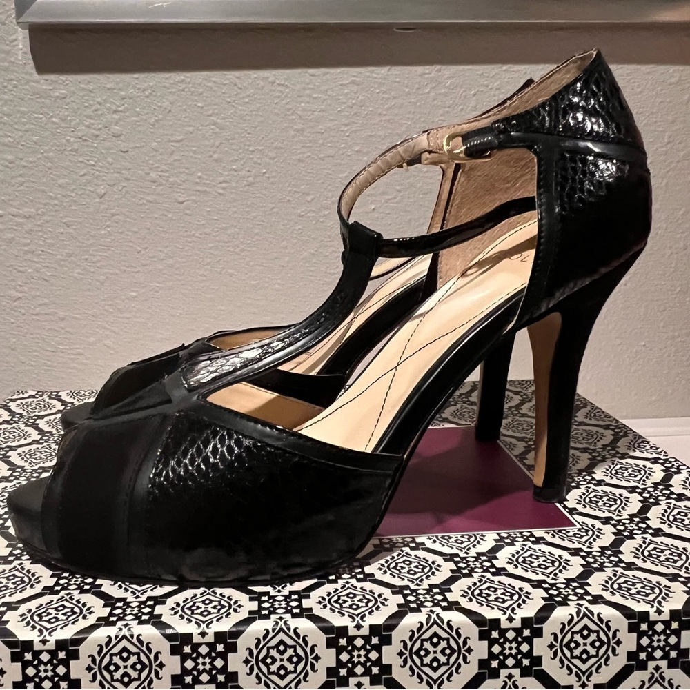 Isola Catalina Black King Suede Snake Print Peep Toe T Strap Heels Size 9.5 - Picture 4 of 13